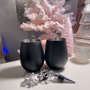 🍷❄️NWOB 2 Black Metal Wine Cups With 2 Snowflake Wine Stoppers❄️🍷